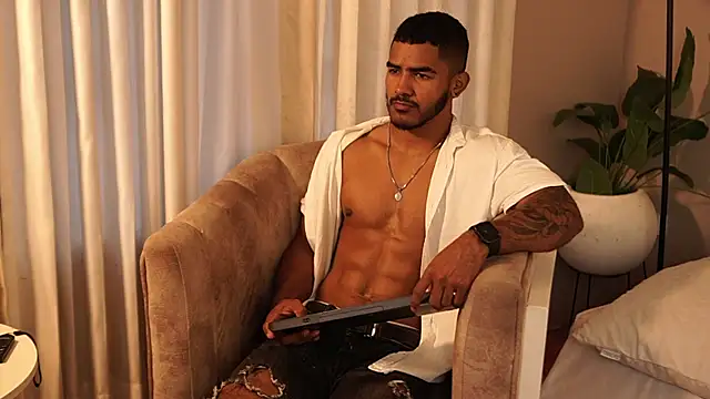 Snapshot of Reik_Vonn chatting on October 16, 2025, 12:13 pm Reik Vonn online show from October 16, 2025, 12:13 pm