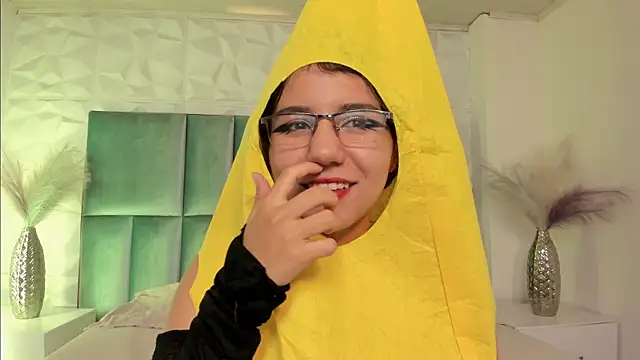 HollyPeach online show from April 6, 2026, 7:37 pm