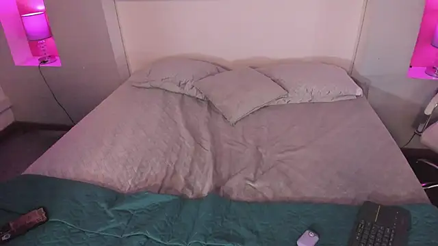 HollyPeach online show from October 21, 2025, 12:04 pm