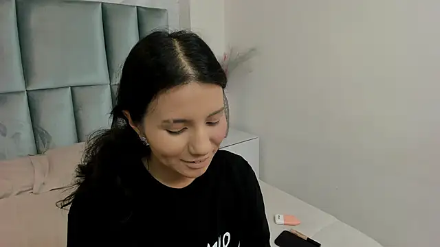 Snapshot of HollyPeach chatting on May 22, 2026, 7:34 pm HollyPeach online show from May 22, 2026, 7:34 pm