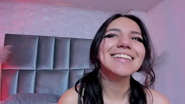 HollyPeach online show from April 16, 2026, 7:36 pm