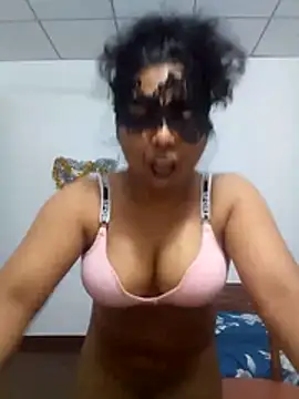 Expose Queen online show from April 10, 2026, 5:53 pm