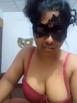 Expose Queen online show from April 8, 2026, 5:03 pm