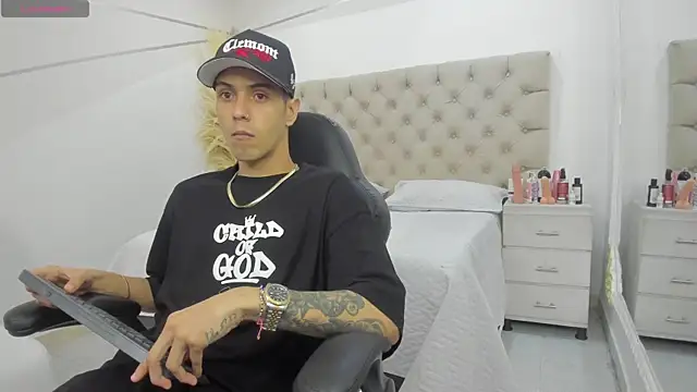 DerryAndIzzy online show from December 5, 2025, 12:54 am