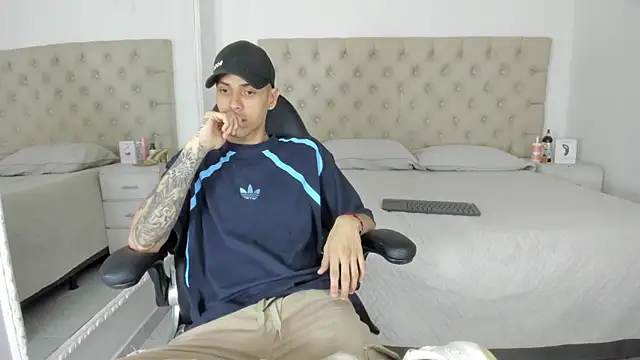 DerryAndIzzy online show from October 14, 2025, 4:02 am