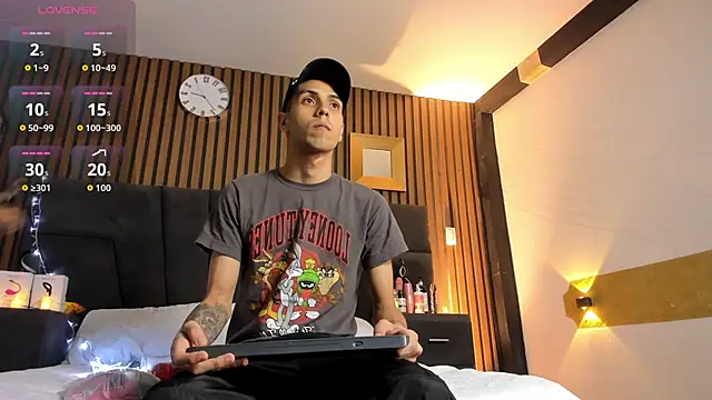 DerryAndIzzy online show from October 19, 2025, 4:04 am