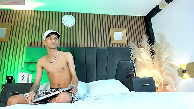 DerryAndIzzy online show from December 19, 2025, 5:10 am