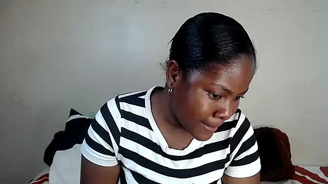 Yolaqueen04 online show from November 15, 2025, 1:26 pm