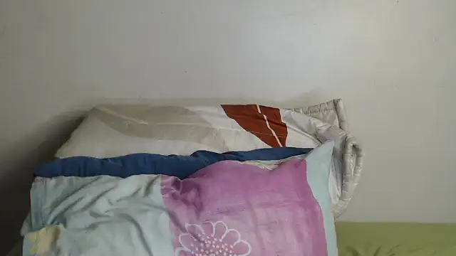 Yolaqueen04 online show from November 6, 2025, 9:30 pm