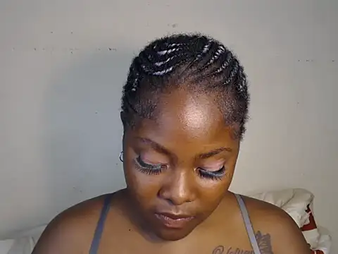 Yolaqueen04 online show from October 22, 2025, 6:40 pm