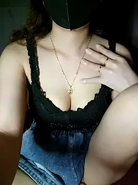 LinaCii online show from October 31, 2025, 3:14 am