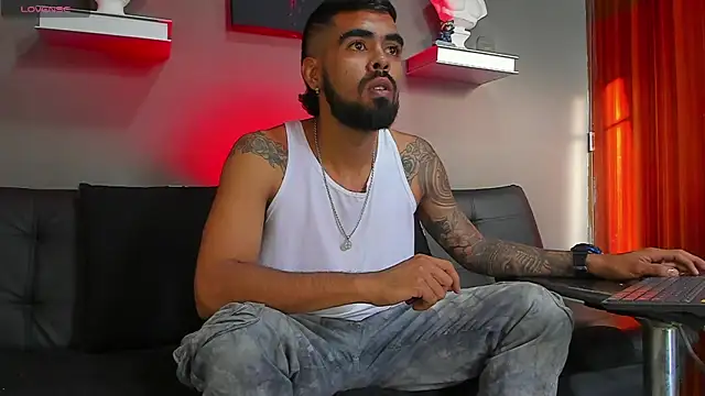 Snapshot of black_kameron_ chatting on October 28, 2025, 9:47 pm black kameron online show from October 28, 2025, 9:47 pm