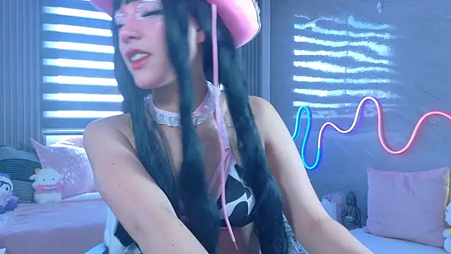 Naaomi cute online show from November 1, 2025, 4:23 pm