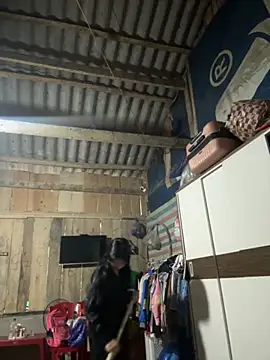 Snapshot of Linh-xxx chatting on October 18, 2025, 11:18 pm Linh-xxx online show from October 18, 2025, 11:18 pm