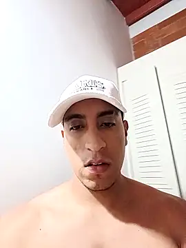 Andresreyes2000 online show from October 13, 2025, 9:11 am