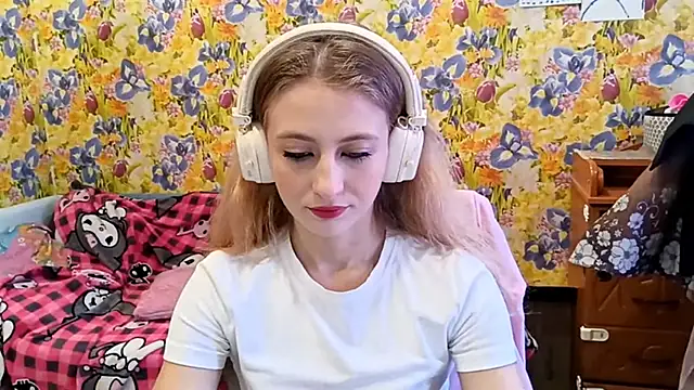 Snapshot of AmeliLia chatting on October 18, 2025, 7:54 am AmeliLia online show from October 18, 2025, 7:54 am
