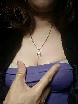 Snapshot of YiyinLy chatting on December 1, 2025, 7:26 pm YiyinLy online show from December 1, 2025, 7:26 pm