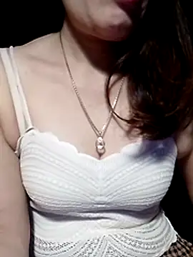 YiyinLy online show from April 19, 2026, 9:17 pm