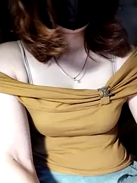 Snapshot of YiyinLy chatting on October 31, 2025, 9:22 pm YiyinLy online show from October 31, 2025, 9:22 pm