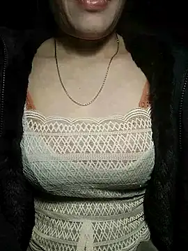 YiyinLy online show from December 16, 2025, 8:46 pm