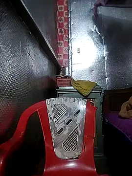 Snapshot of YiyinLy chatting on December 3, 2025, 7:52 am YiyinLy online show from December 3, 2025, 7:52 am