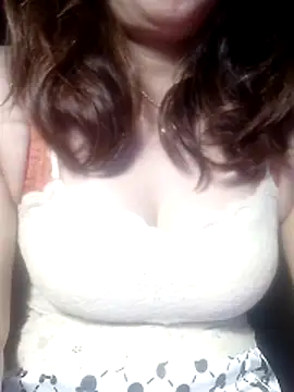 YiyinLy online show from February 22, 2026, 9:38 pm