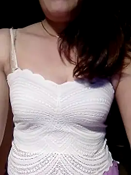 YiyinLy online show from April 18, 2026, 9:15 pm