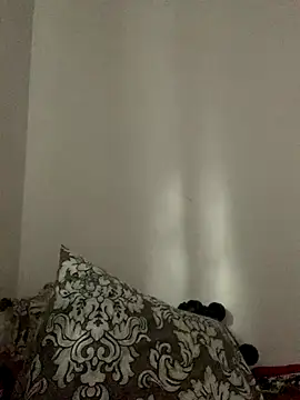 Snapshot of MiraCastellon chatting on November 3, 2025, 11:36 am MiraCastellon online show from November 3, 2025, 11:36 am