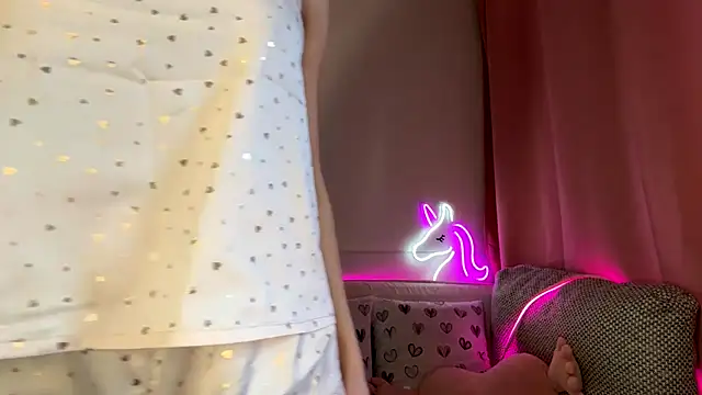 cutetella online show from March 10, 2026, 4:05 am