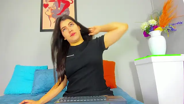 Snapshot of bella_sstone chatting on November 8, 2025, 11:36 am bella sstone online show from November 8, 2025, 11:36 am