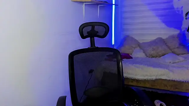 Snapshot of Emily_Lindey chatting on October 31, 2025, 5:04 am Emily Lindey online show from October 31, 2025, 5:04 am