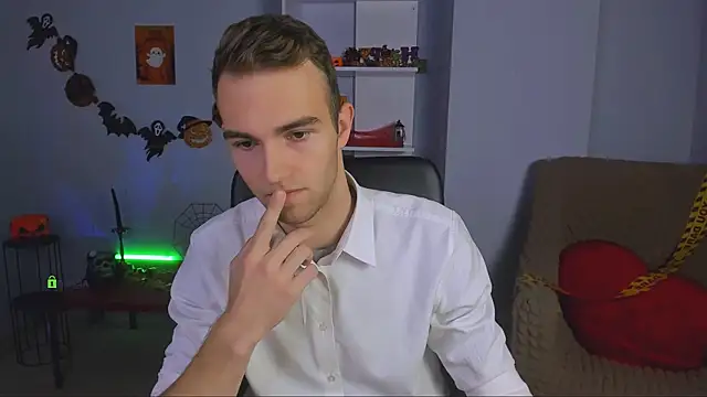 astren villo online show from October 28, 2025, 1:21 pm