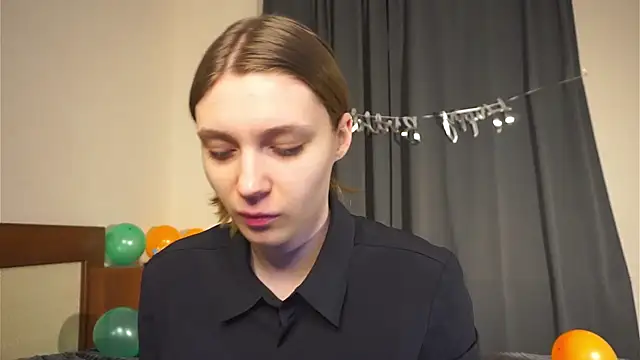 RoslynArcuo online show from November 22, 2025, 8:18 pm