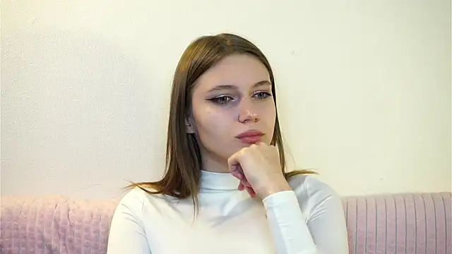 RoslynArcuo online show from October 22, 2025, 9:13 pm