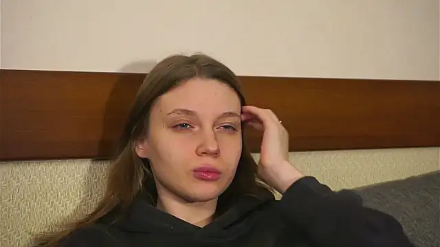 RoslynArcuo online show from November 12, 2025, 8:45 pm