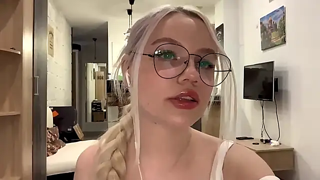 LupeLewitt online show from October 29, 2025, 4:06 pm