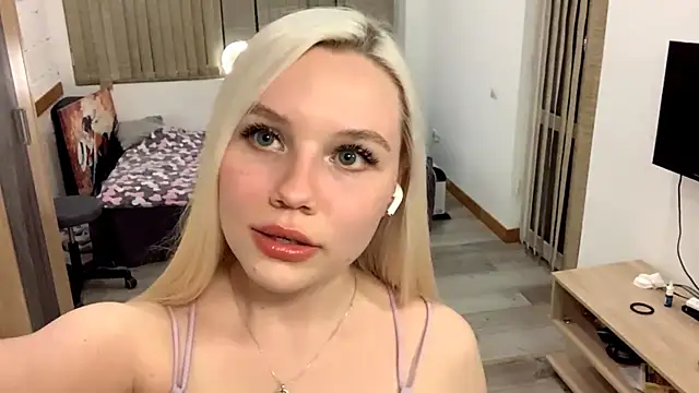 LupeLewitt online show from October 30, 2025, 5:43 pm