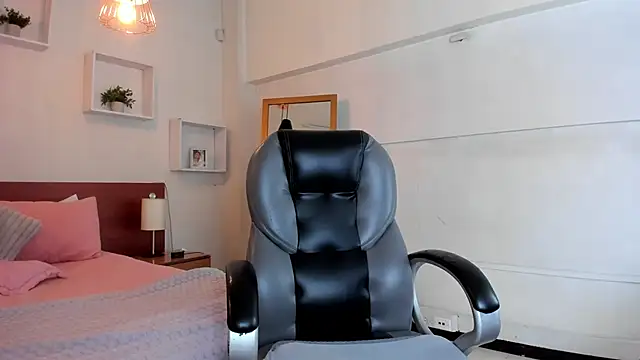 Cat  Moon   online show from November 5, 2025, 8:01 pm