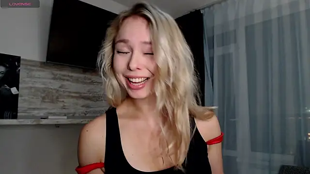 Snapshot of Michellee_Nilson chatting on October 15, 2025, 8:28 pm Michellee Nilson online show from October 15, 2025, 8:28 pm