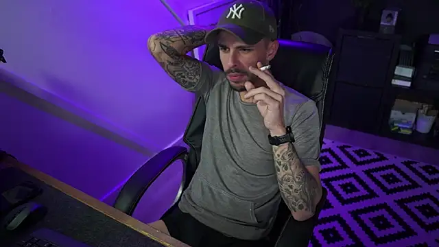 monsieurguitsxxx online show from December 1, 2025, 3:13 pm