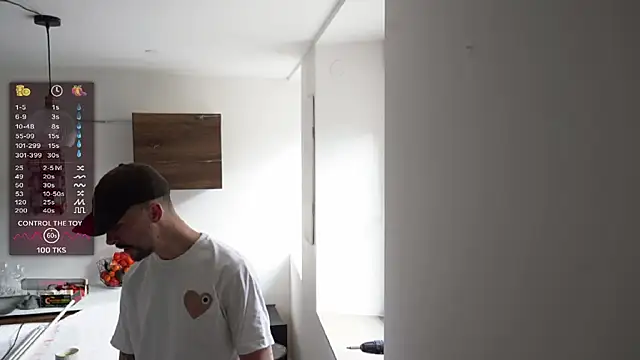 monsieurguitsxxx online show from February 12, 2026, 3:01 pm