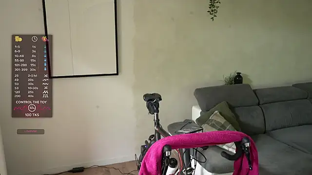 monsieurguitsxxx online show from April 4, 2026, 1:06 pm