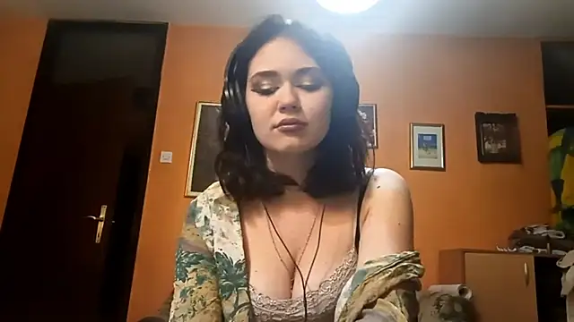 Snapshot of SalenaVanderhoff chatting on October 14, 2025, 6:30 pm SalenaVanderhoff online show from October 14, 2025, 6:30 pm