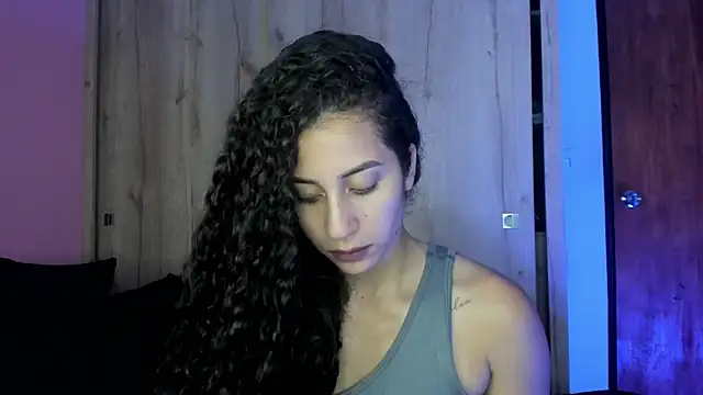 fernanda317 online show from April 17, 2026, 8:55 pm