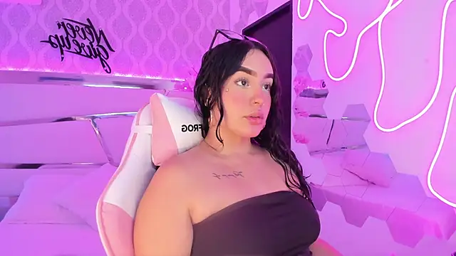 DevoraCarther online show from November 14, 2025, 2:32 pm