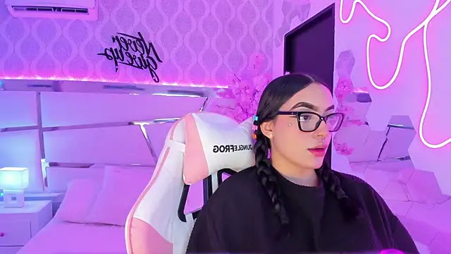 DevoraCarther online show from November 18, 2025, 3:15 pm