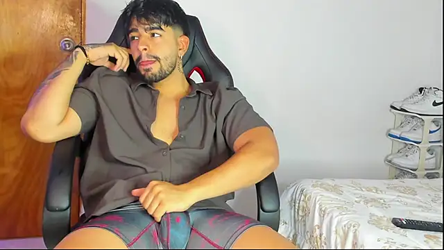 maximo black  online show from November 26, 2025, 8:42 pm