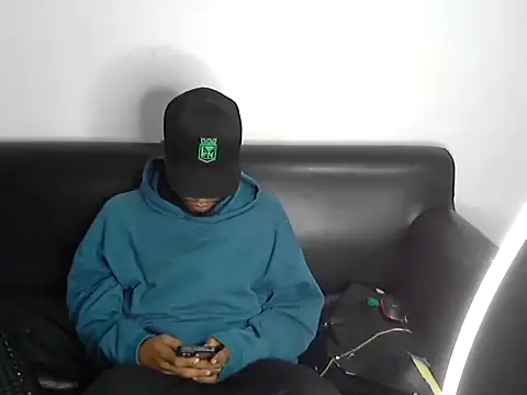 Snapshot of AXionX chatting on December 4, 2025, 8:57 am AXionX online show from December 4, 2025, 8:57 am