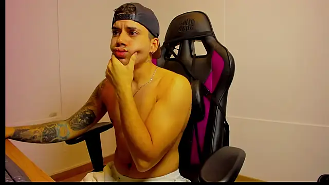 Snapshot of Mike_montoya01 chatting on December 4, 2025, 10:20 pm Mike montoya01 online show from December 4, 2025, 10:20 pm