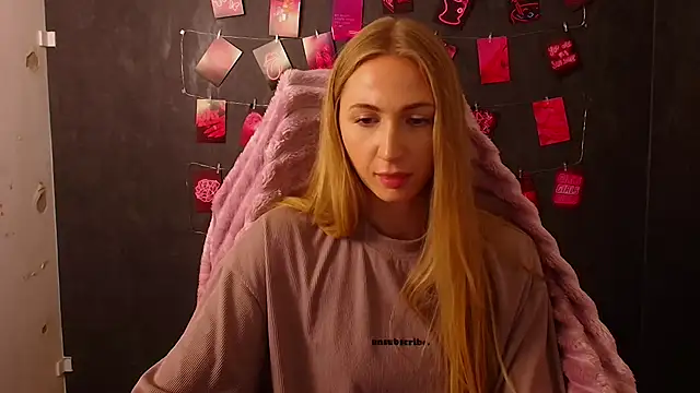 Snapshot of Emma_Moonlightt chatting on October 20, 2025, 3:01 pm Emma Moonlightt online show from October 20, 2025, 3:01 pm